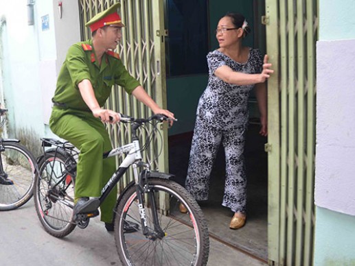 Cảnh sát đi xe đạp để gần gũi với nhân dân 5