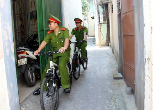 Cảnh sát đi xe đạp để gần gũi với nhân dân 9