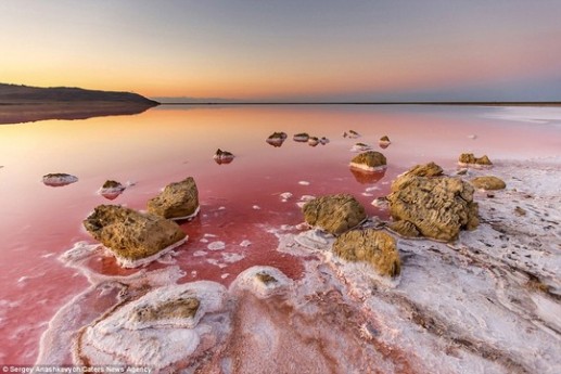 Chiêm ngưỡng cảnh đẹp nghẹt thở của hồ nước mặn ở Crimea 