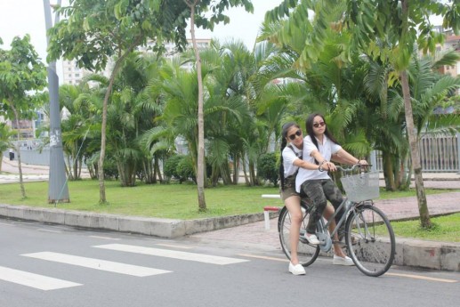 Á hậu Trương Thị May duyên dáng với xe đạp 9