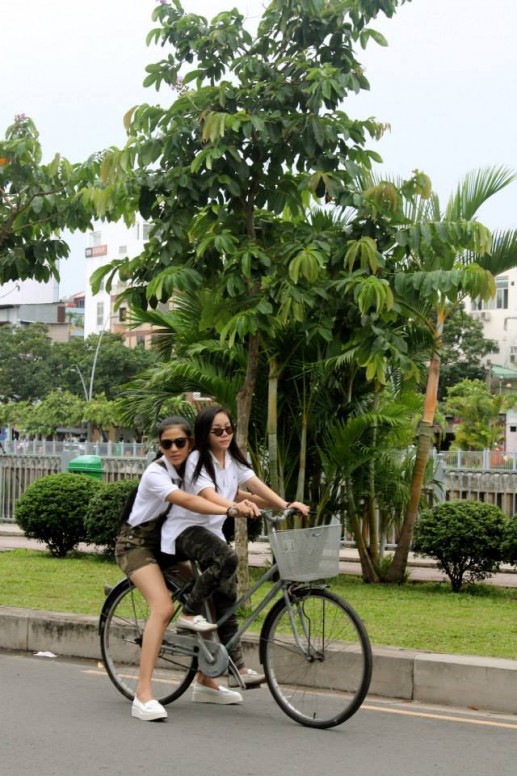 Á hậu Trương Thị May duyên dáng với xe đạp 10