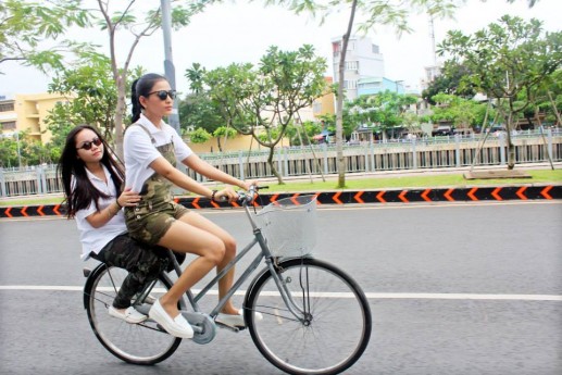 Á hậu Trương Thị May duyên dáng với xe đạp 11