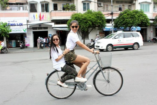 Á hậu Trương Thị May duyên dáng với xe đạp 3
