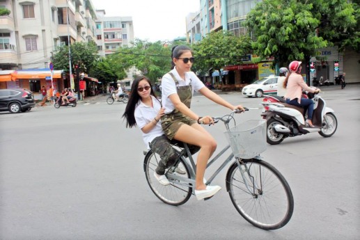Á hậu Trương Thị May duyên dáng với xe đạp 4