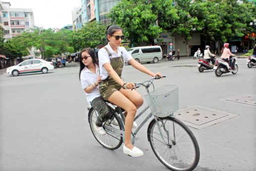 Á hậu Trương Thị May duyên dáng với xe đạp 5