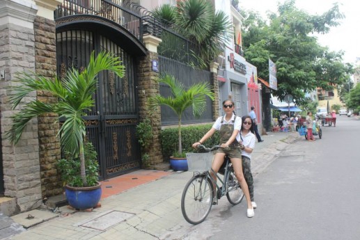Á hậu Trương Thị May duyên dáng với xe đạp 6