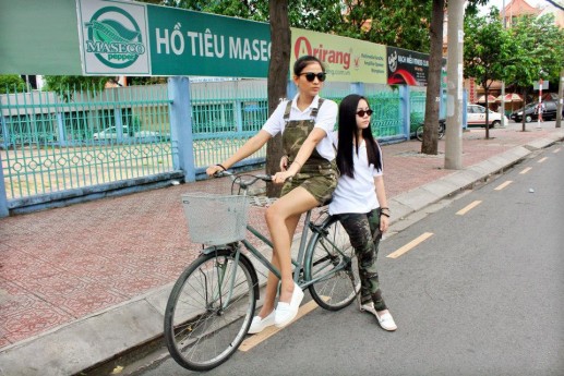 Á hậu Trương Thị May duyên dáng với xe đạp 8