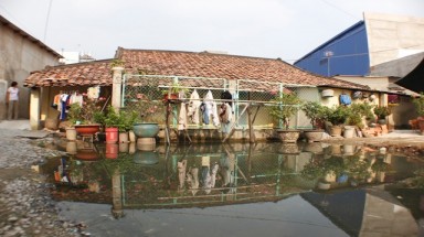 TP.HCM: Hàng chục hộ dân cùng ngôi chùa cổ kêu cứu vì ngập nước