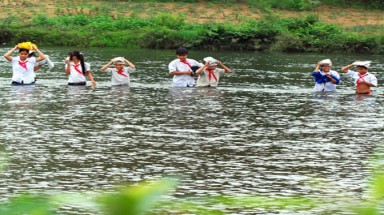  Quảng Ngãi:Lội sông đi học vì cầu tre thu phí