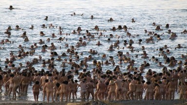 1.000 người “tắm tiên” nhằm  bảo vệ môi trường