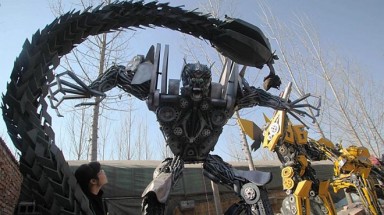   Mô hình robot Transformer làm từ phế liệu