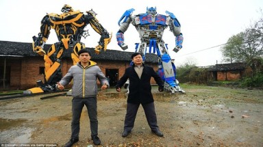  Ấn tượng với bản sao mô hình Transformers khổng lồ làm từ phế liệu