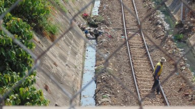  Người dân vô tư vứt rác xuống đường ray xe lửa đi qua trung tâm TP HCM 