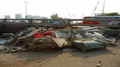  Quận 1: Lén đổ rác trên cầu Thị Nghè 2
