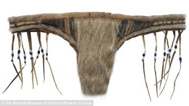  Phụ nữ mặc quần lọt khe từ 130 năm trước