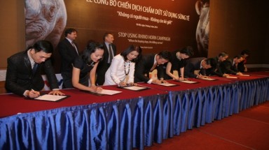  Nghệ sĩ Việt Nam chung tay ký tên bảo vệ Tê giác
