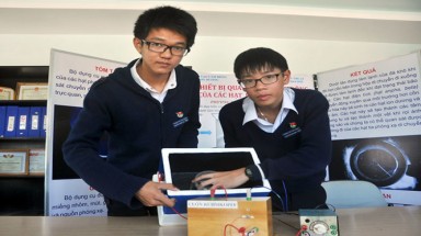   Hai học sinh chế tạo thiết bị quan sát hạt phóng xạ