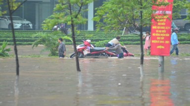  Hà Nội: Giải cứu xe máy ngập nước trên đường Phạm Hùng