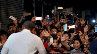  Tổng thống Obama tự tay trả tiền Việt cho chủ quán