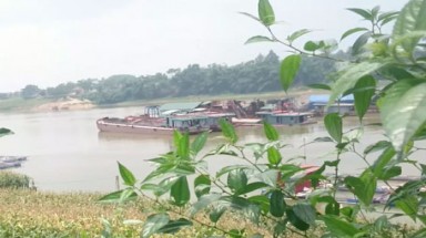  Phú Thọ: Tàu cát trái phép "dàn trận" đục khoét sông Lô giữa ban ngày