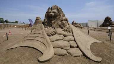   Tượng thần làm từ 10.000 tấn cát và nước