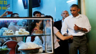   In hình Obama lên menu, bún chả Hương Liên có phạm luật?