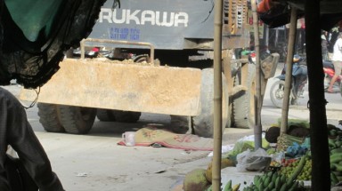  Nghệ An: Xe cẩu cán chết cụ ông ăn xin đang trườn qua đường