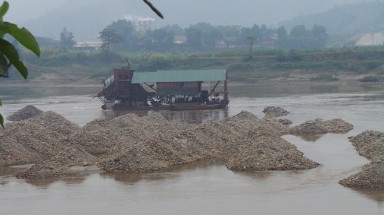  Yên Bái: Lộn xộn việc khai thác khoáng sản trên sông Hồng