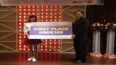  Nhóm sinh viên đạt giải nhất cuộc thi "2015 Asia Pacific Agriculture Undergraduate Student Competition” nhận bằng tốt nghiệp