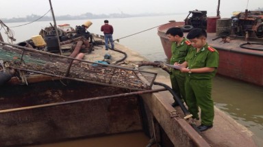  Thanh Hóa: Bắt quả tang 4 tàu hút cát trái phép trên sông