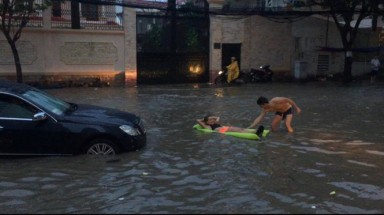  Sài Gòn mưa 1 tiếng, nước ngập sâu đến khách Tây cũng thả phao tắm