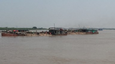  Bắc Ninh: Liên tiếp bắt giữ nhiều tàu khai thác cát trái phép trên sông Đuống