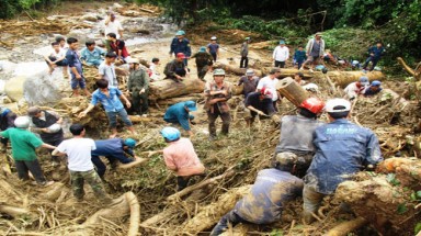  Phú Yên:Lở núi kinh hoàng, 4 người chết