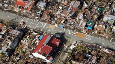   Philippines:Viết lời kêu cứu trên đống đổ nát 