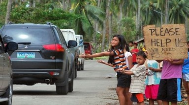   Philippines:Trẻ em vùng bão đổ ra đường xin ăn 