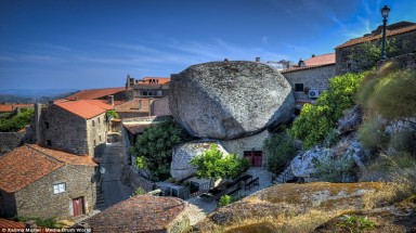  Ngôi làng cổ sống chung với những khối đá khổng lồ