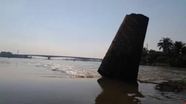 Kỳ lạ trụ đá trên sông Đồng Nai được dân gọi là "ông Một"